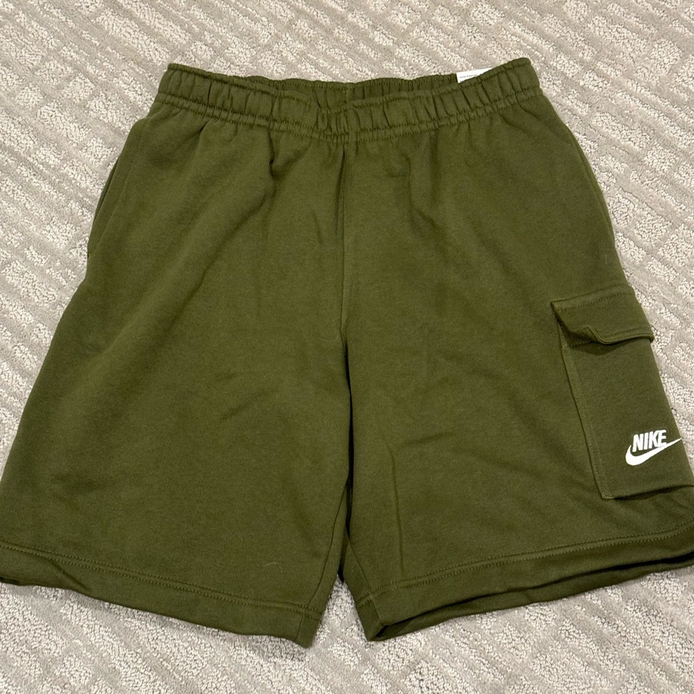 Nike Sportswear Club Fleece Olive Green Cargo Shorts Size Medium